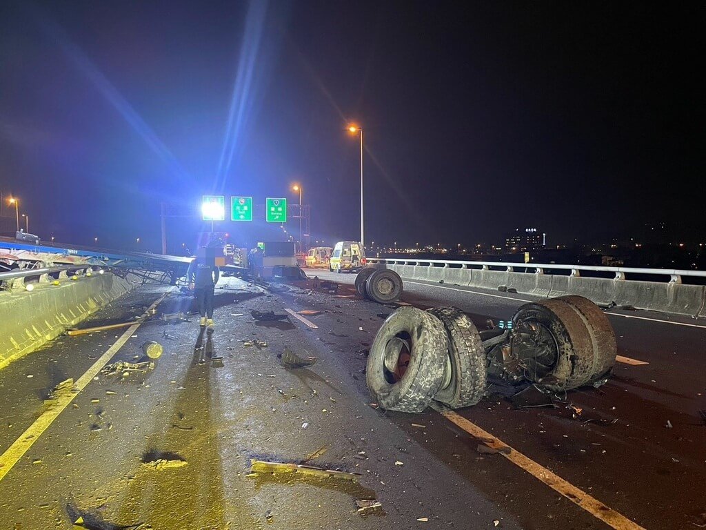 國3聯結車撞分隔島 車頭墜橋下釀1死1傷