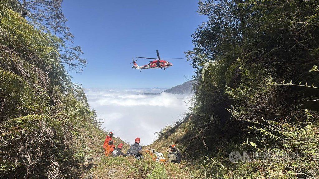 彰化男獨攀西巒大山 80樓深斷崖尋獲遺體吊掛下山