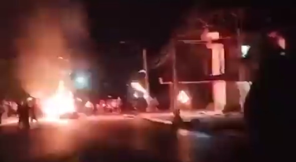  古巴國內多個城市近期爆發大規模示威遊行，大批群眾走上街頭反對共產黨統治，位於首都哈瓦那東部的城市莫隆市甚至傳出有示威群眾縱火焚燒共產黨黨部的消息。 圖：擷取自 @MarioNawfal X 分享影片 