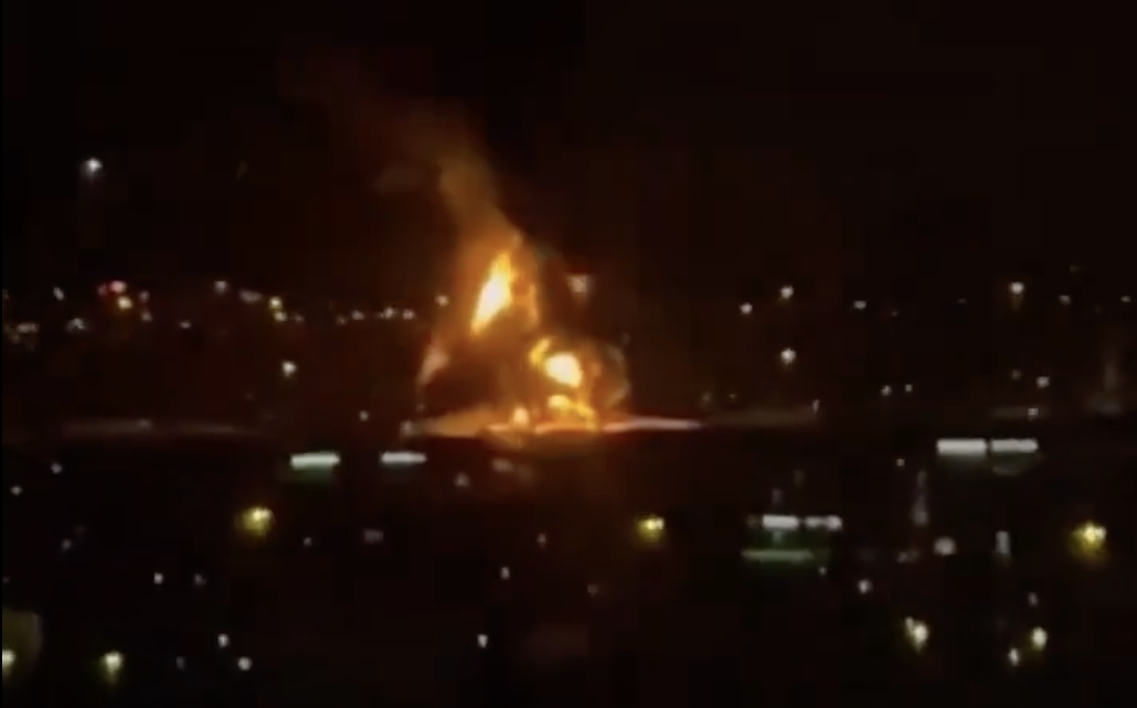 (影) 無人機襲擊杜拜機場! 油槽起火夜空染橘