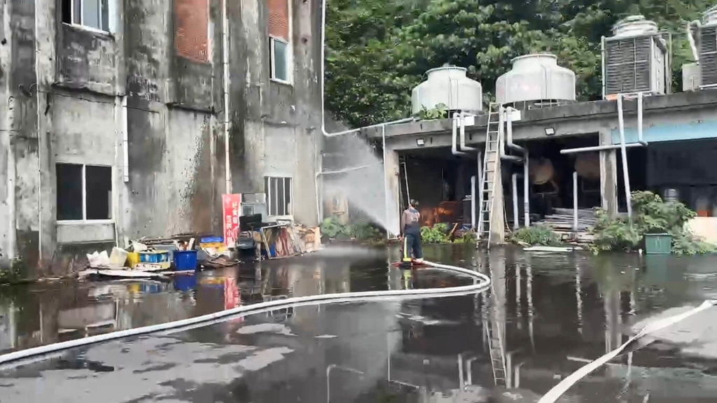 基隆停工廠區氨氣外洩飄刺鼻味 消防射水霧警戒