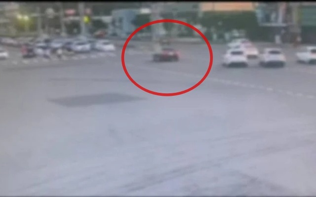 台中三寶誇張逆向釀大塞車!科技執法全都錄 網驚:駕照雞腿換的