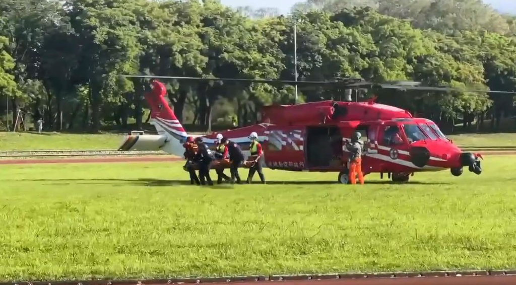 男宜蘭南澳登山遭落石擊中骨折 直升機吊掛送醫