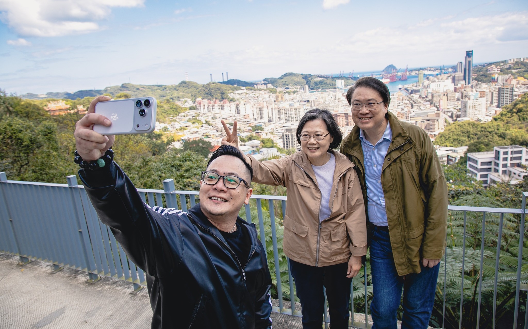 蔡英文基隆健行俯瞰軍港西遷新貌 童子瑋:向「師傅」林右昌學習