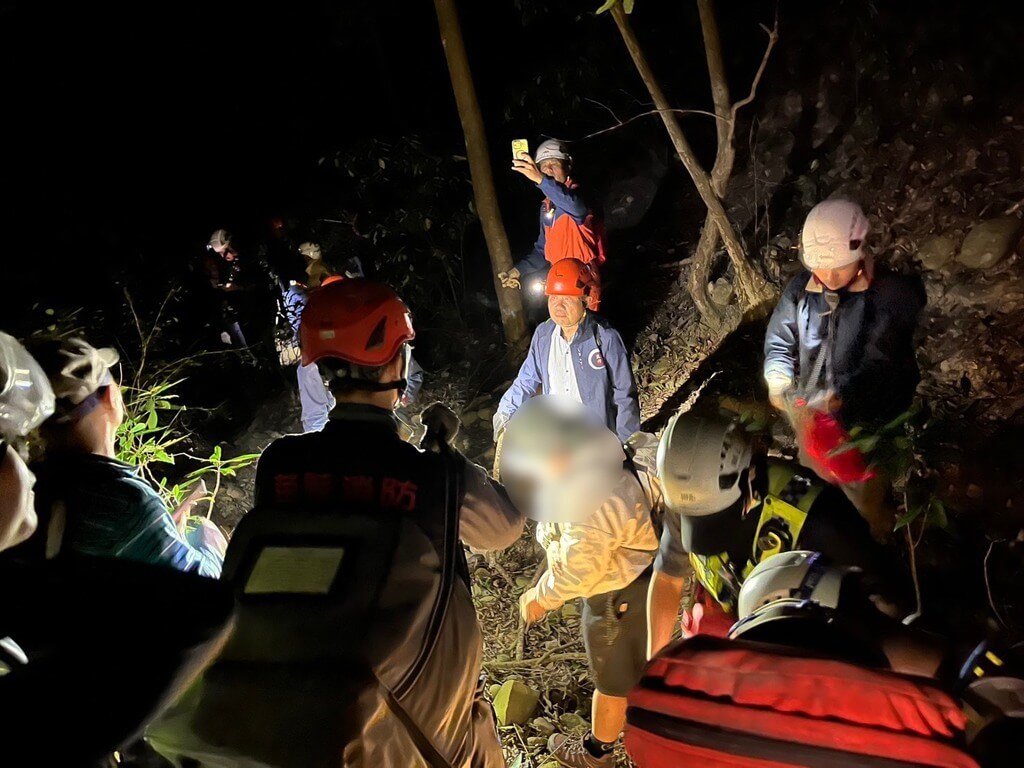女子獨行火炎山香茅古道摔邊坡 警消暗夜搜救