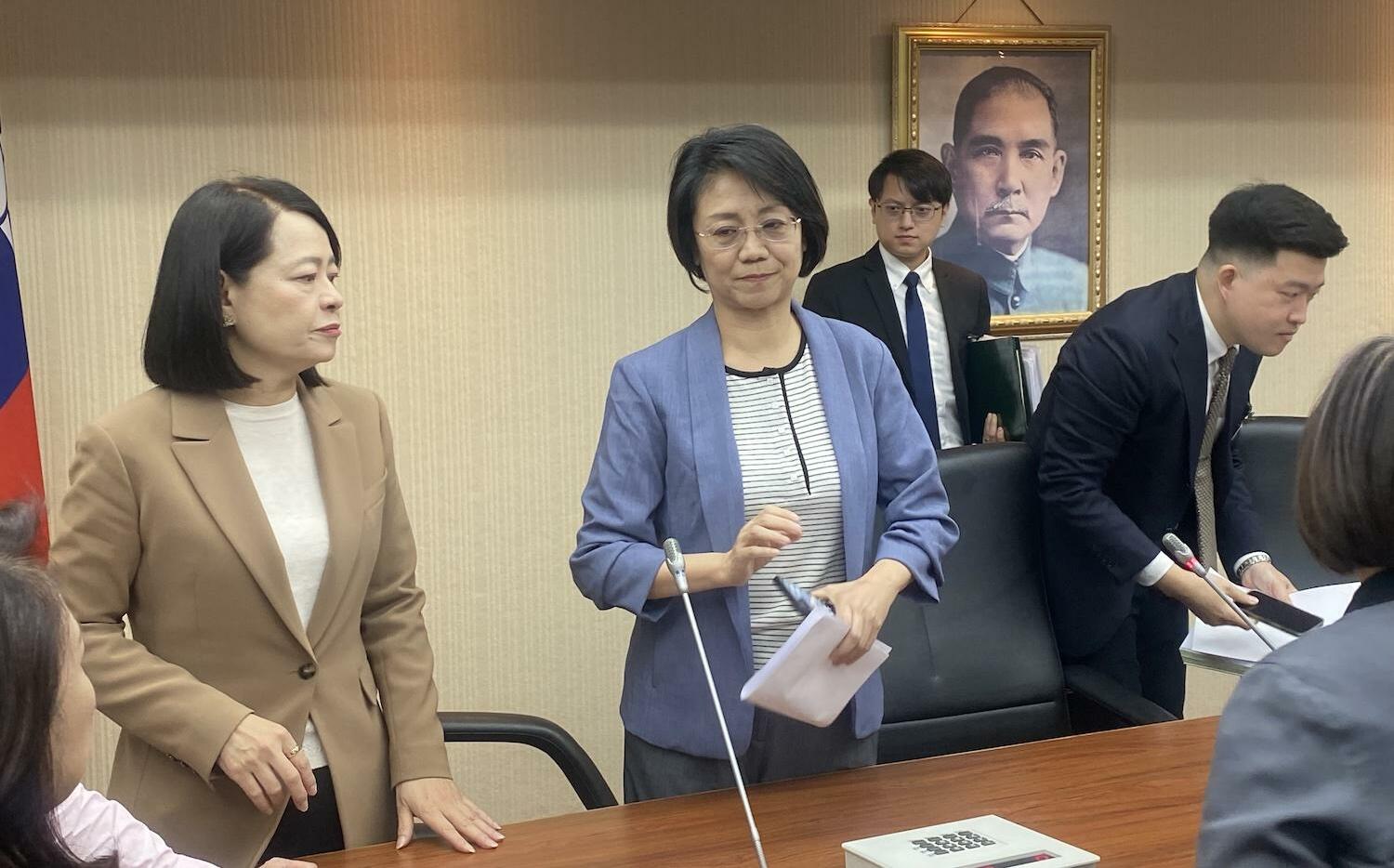 程委會葛如鈞沒到、藍變少數 、翁曉玲忙喊散會 綠斥「輸了就不表決」