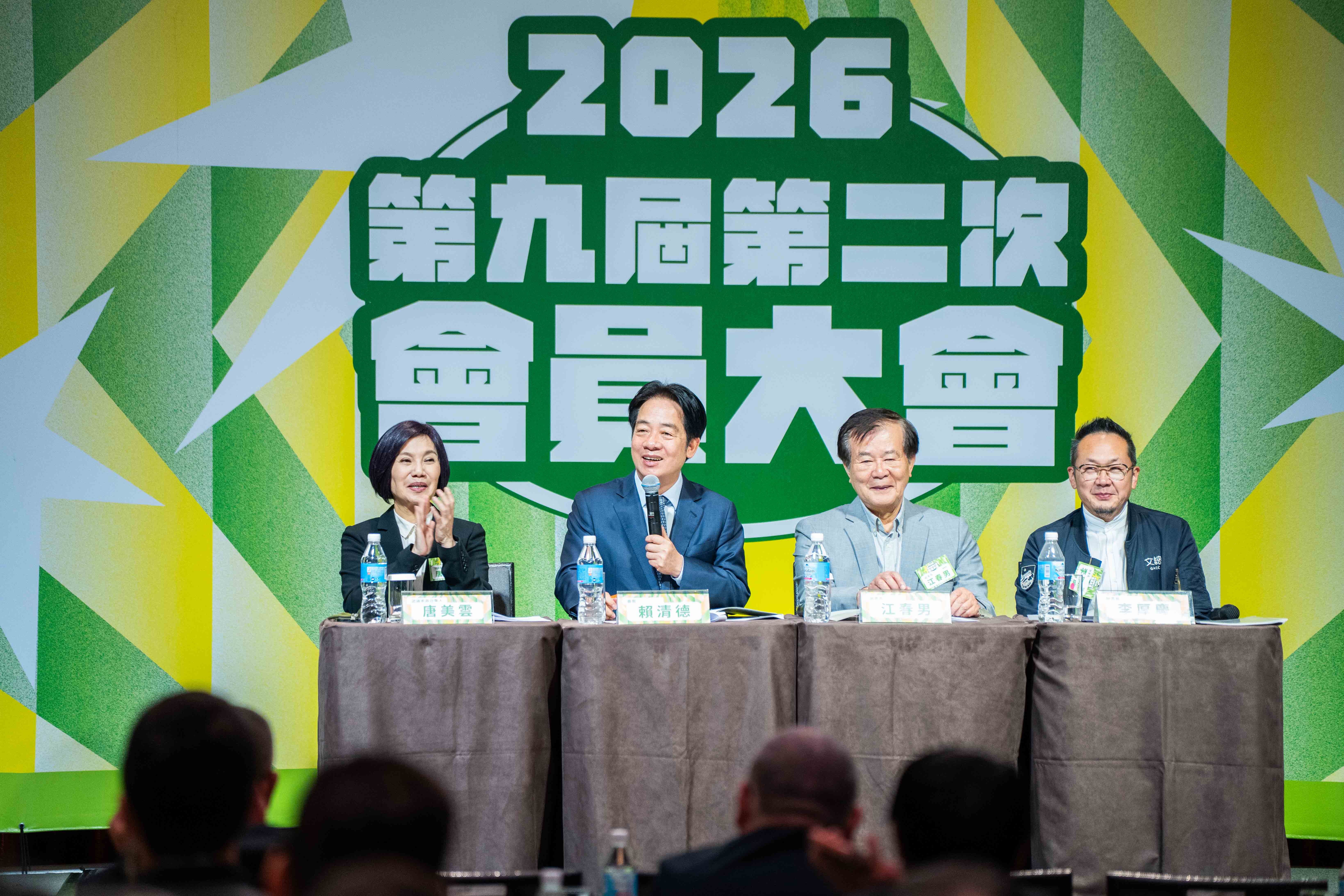  由左至右分別為，文總諮議委員召集人唐美雲、總統賴清德、文總副會長江春男、文總秘書長李厚慶。 圖：文化總會提供 