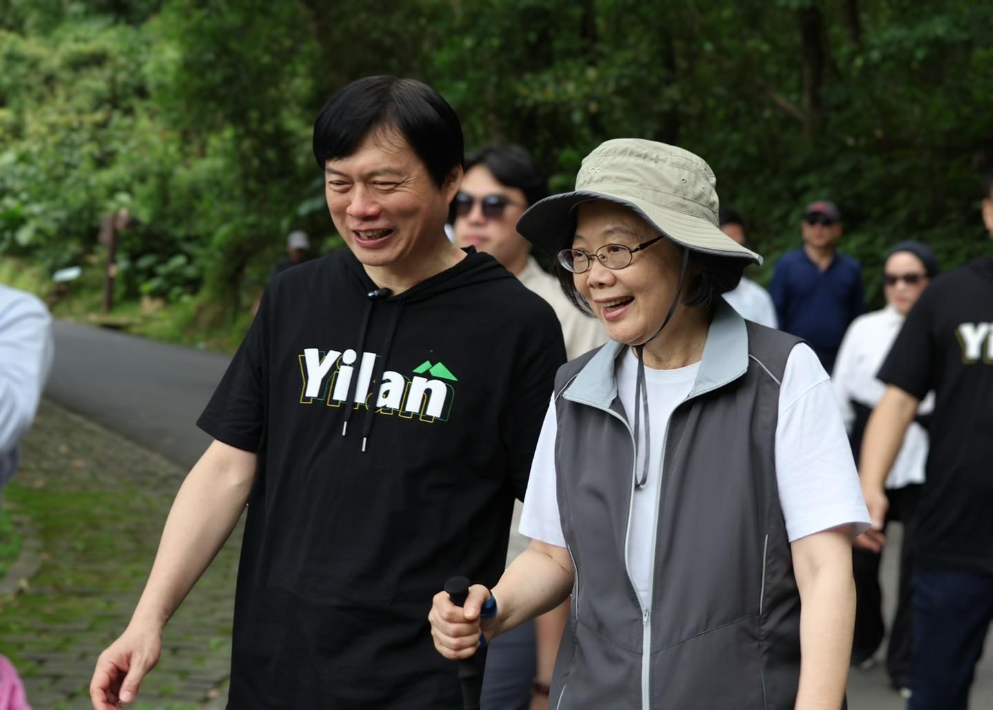  蔡英文陪同林國漳爬山，爭取選民認同。 圖：取自林國漳臉書 