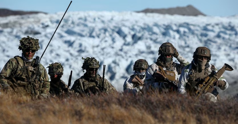  今年1月因美國對格陵蘭威脅升高，丹麥緊急將軍隊空運至格陵蘭，並做好最壞準備，同時向歐洲盟友尋求政治與軍事支持。 圖：擷自X帳號@MarioNawfal 
