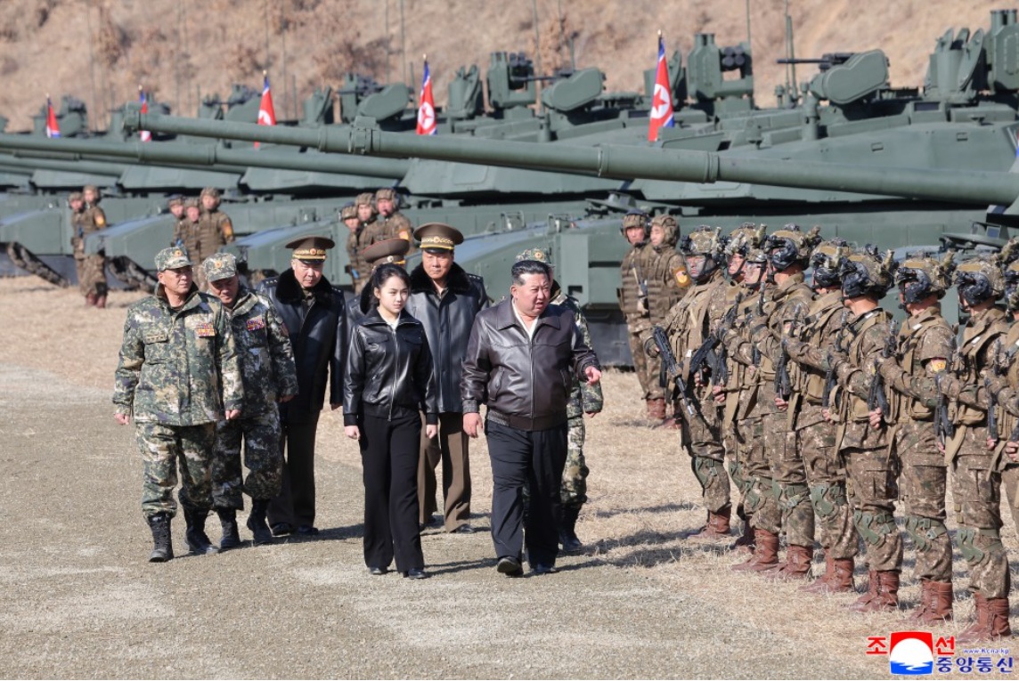  北韓領導人金正恩視察人民軍首都防禦軍直屬平壤第60訓練基地。 圖：翻攝朝中社 