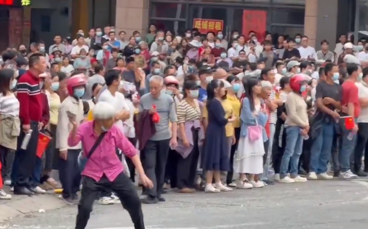 (影)傳殯葬設置惹警民衝突 廣東白髮老奶奶擲石砸鎮暴警