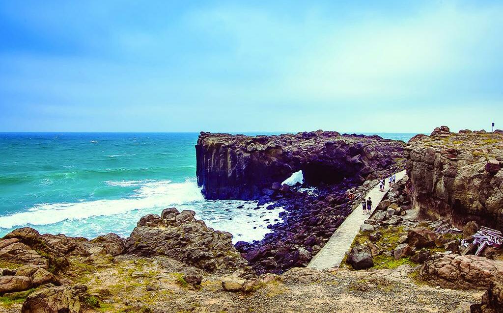 澎湖小門鯨魚洞坍塌危機!玄武岩柱體崩落 澎管處暫封閉