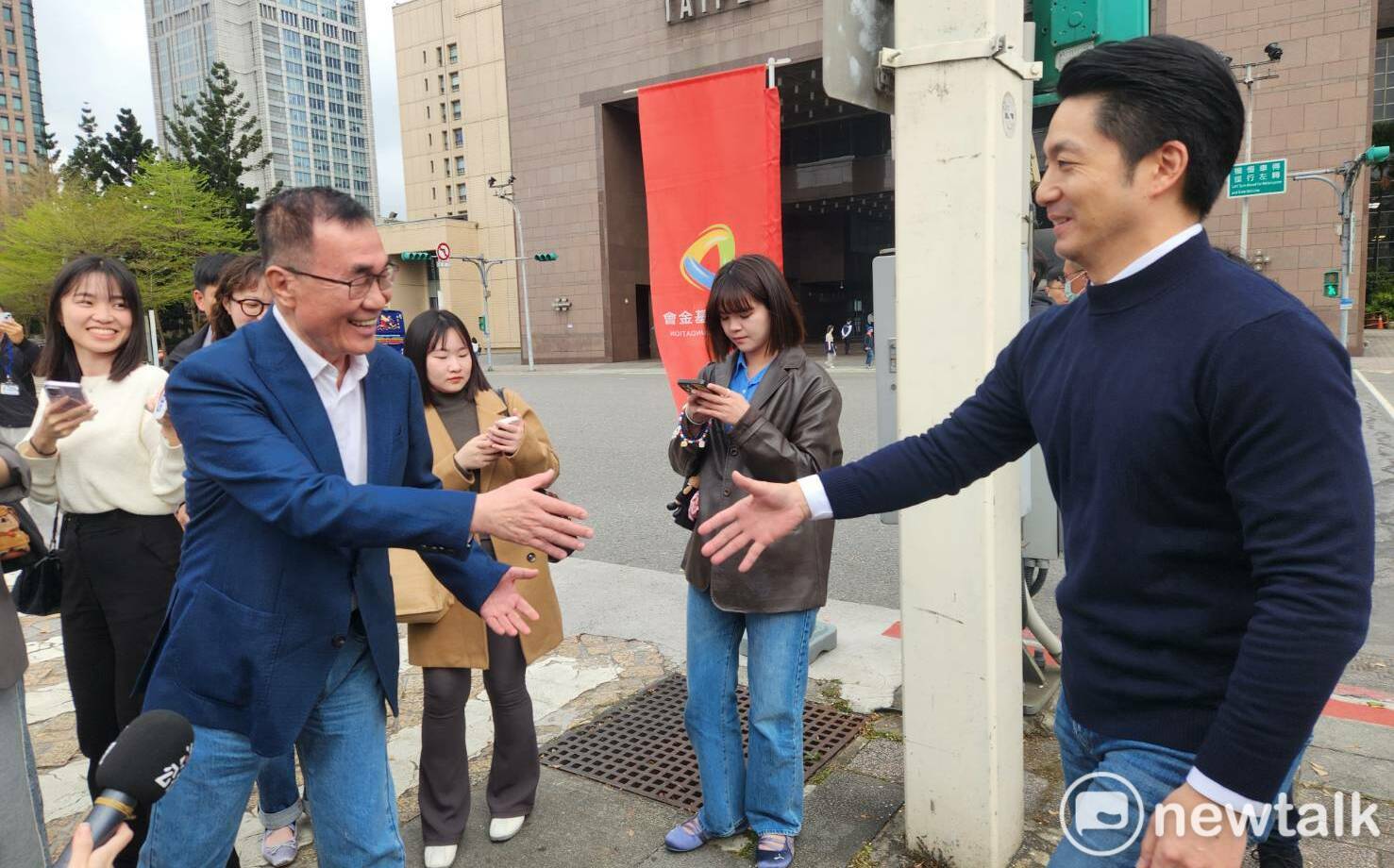 重逢李四川笑開懷 蔣萬安:多吃「川貝」枇杷膏