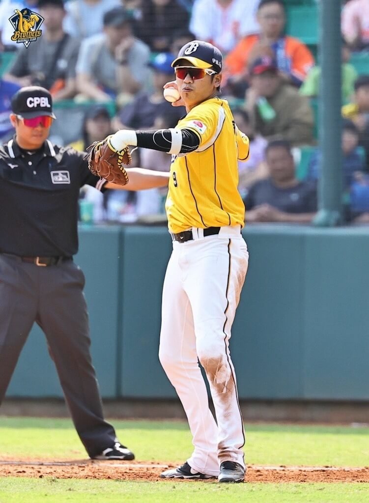 王威晨一軍首次守一壘 5局1次守備機會很罕見