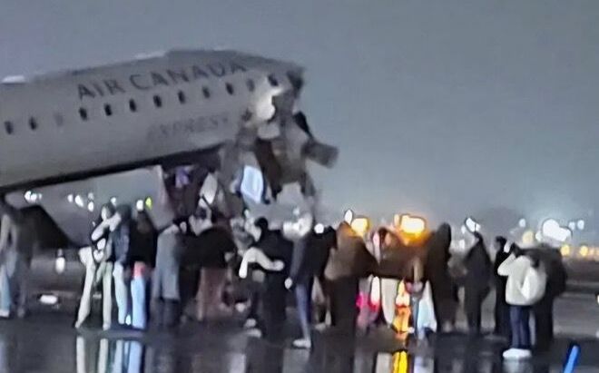 (影)飛機撞消防車!紐約機場嚴重事故 至少2死70傷