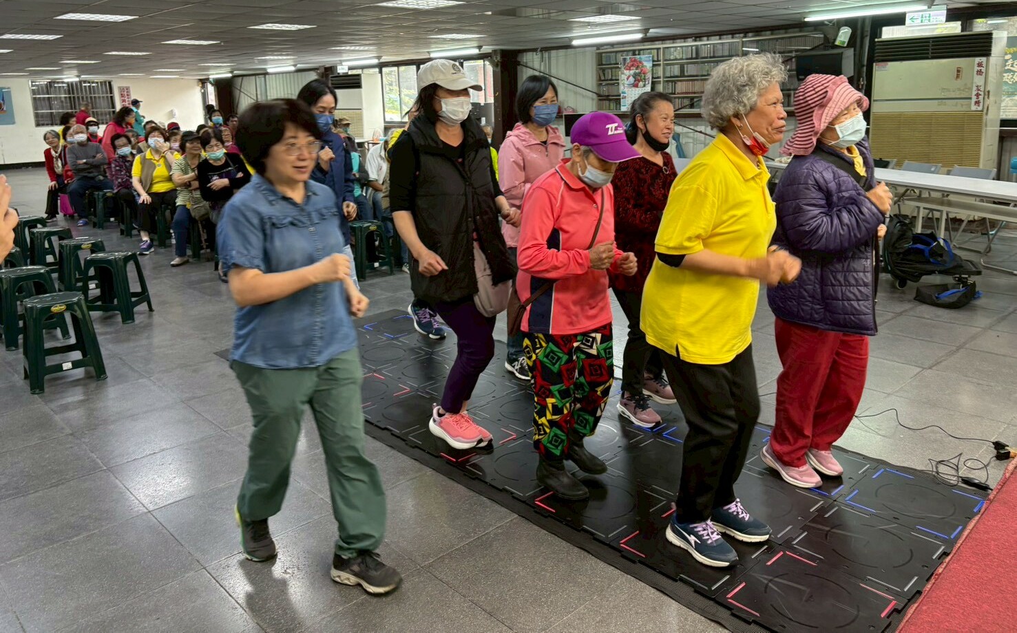 (影) 社區樂齡動健康新玩法! 長者踩地墊玩「踩蟑螂」拚反應力