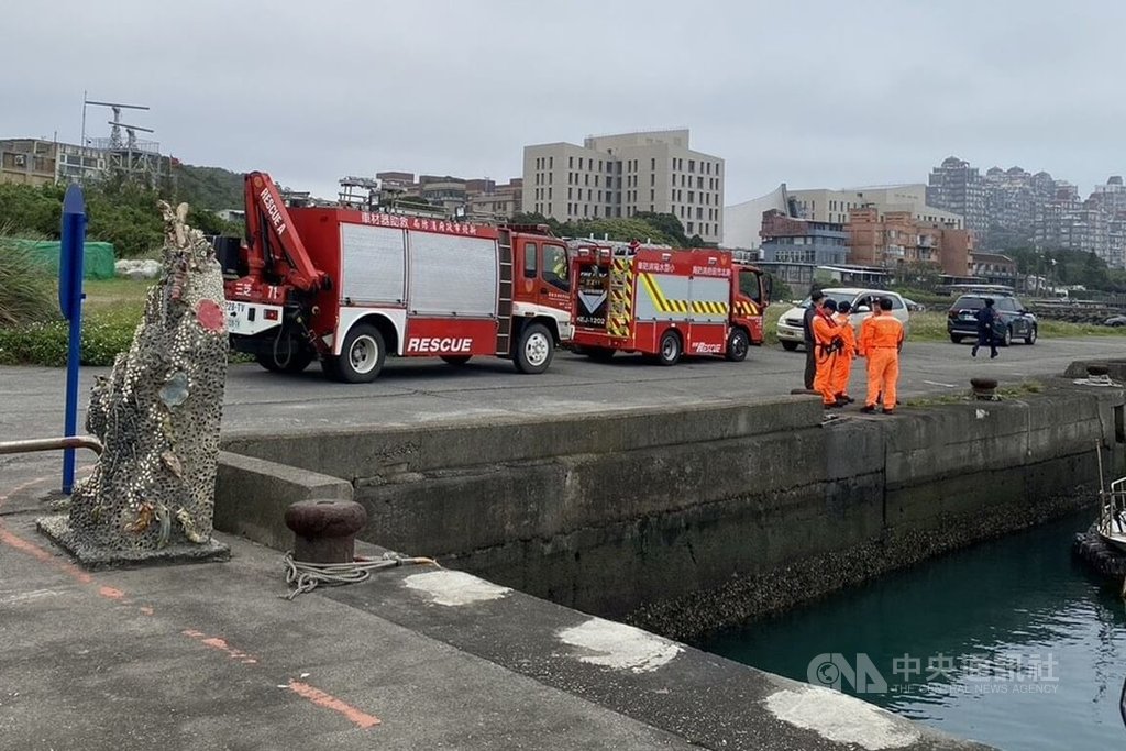 新北后厝漁港汽車墜海事故 警消到場搜救