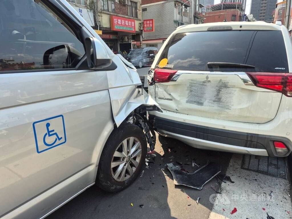北市復康巴士連撞18車無人傷 駕駛稱暈眩釀禍