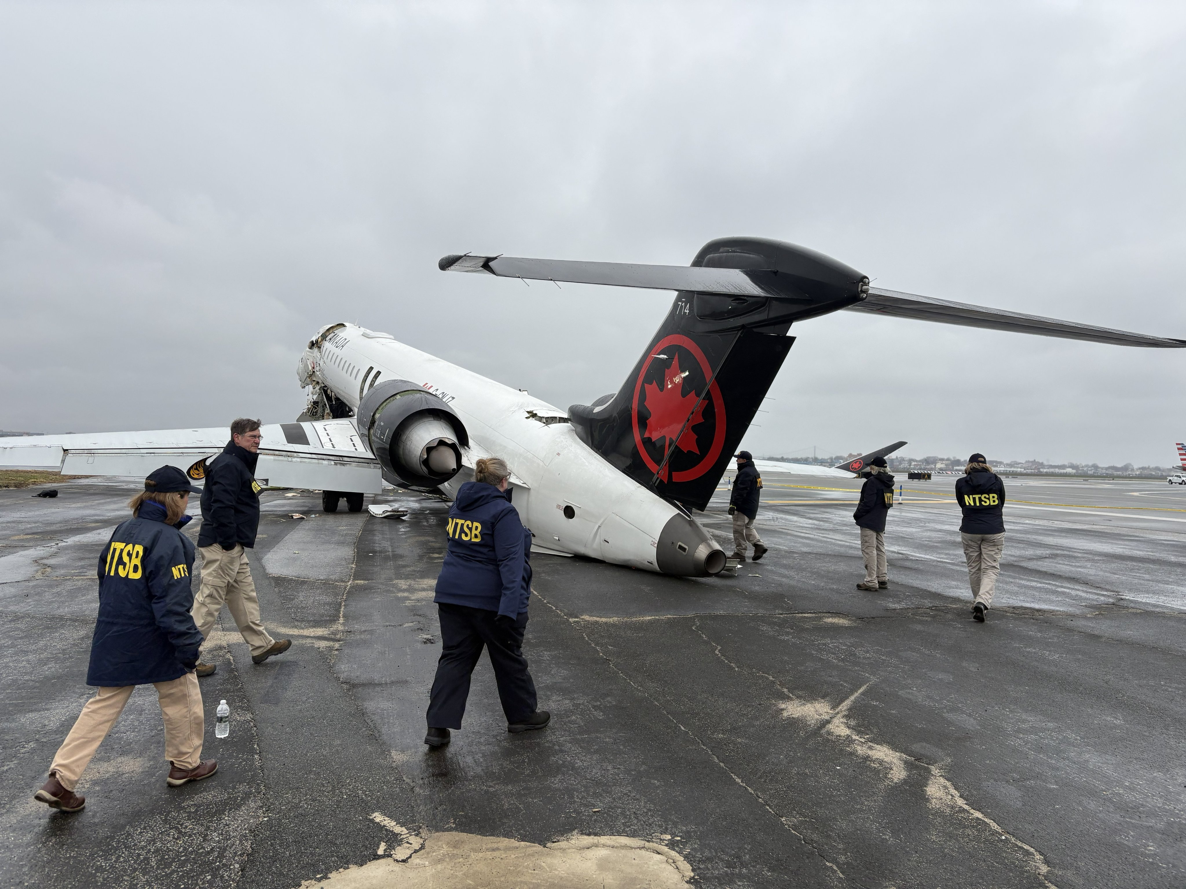 一架加拿大航空客機在拉瓜迪亞機場高速衝出跑道並撞上一輛消防車，事故造成兩名飛行員死亡、數十名乘客受傷。 圖:翻攝自X帳號@aviationbrk