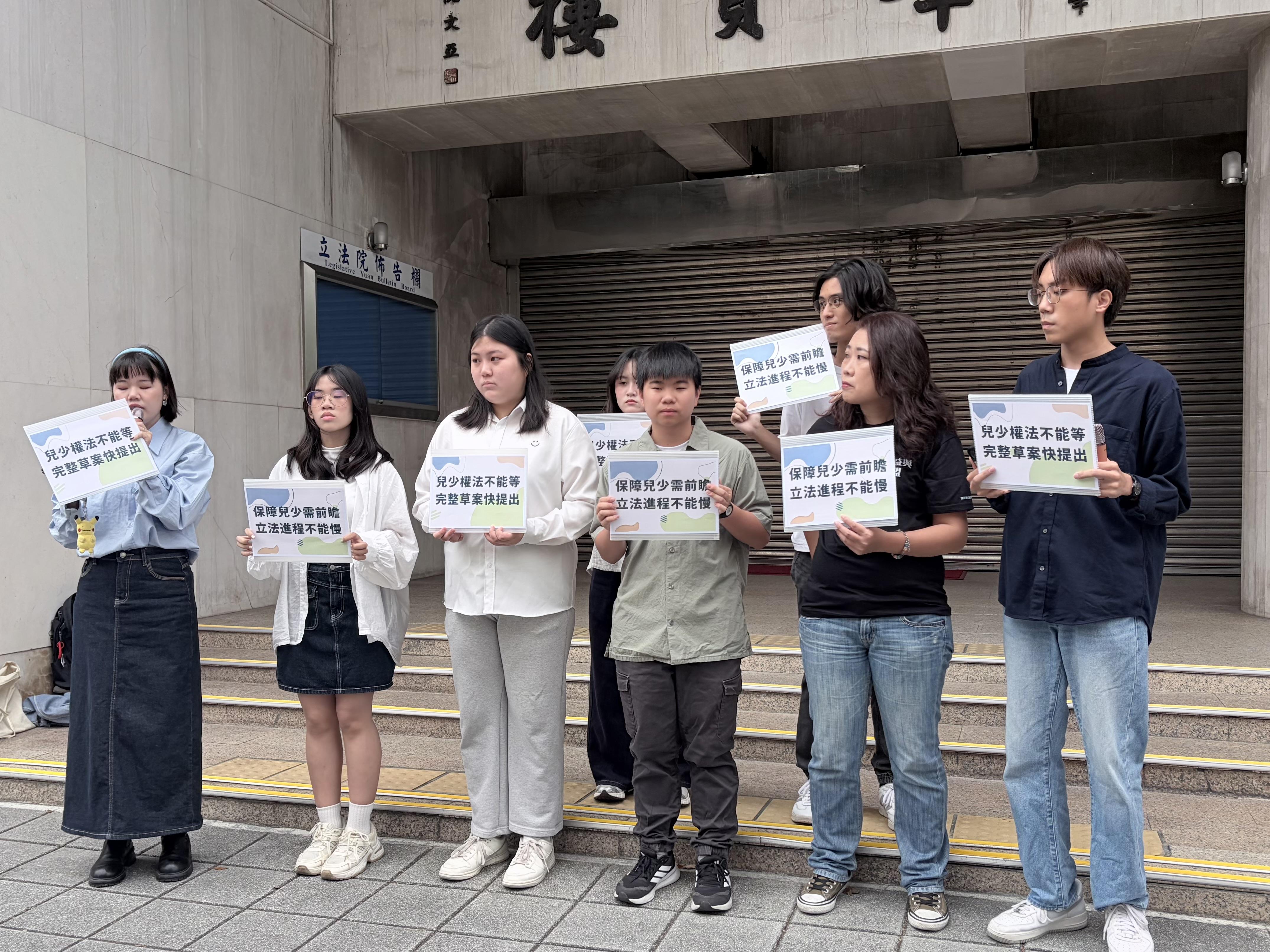 青民協送「空白信封」抗議　林月琴、范雲收下兒少法修法怒火