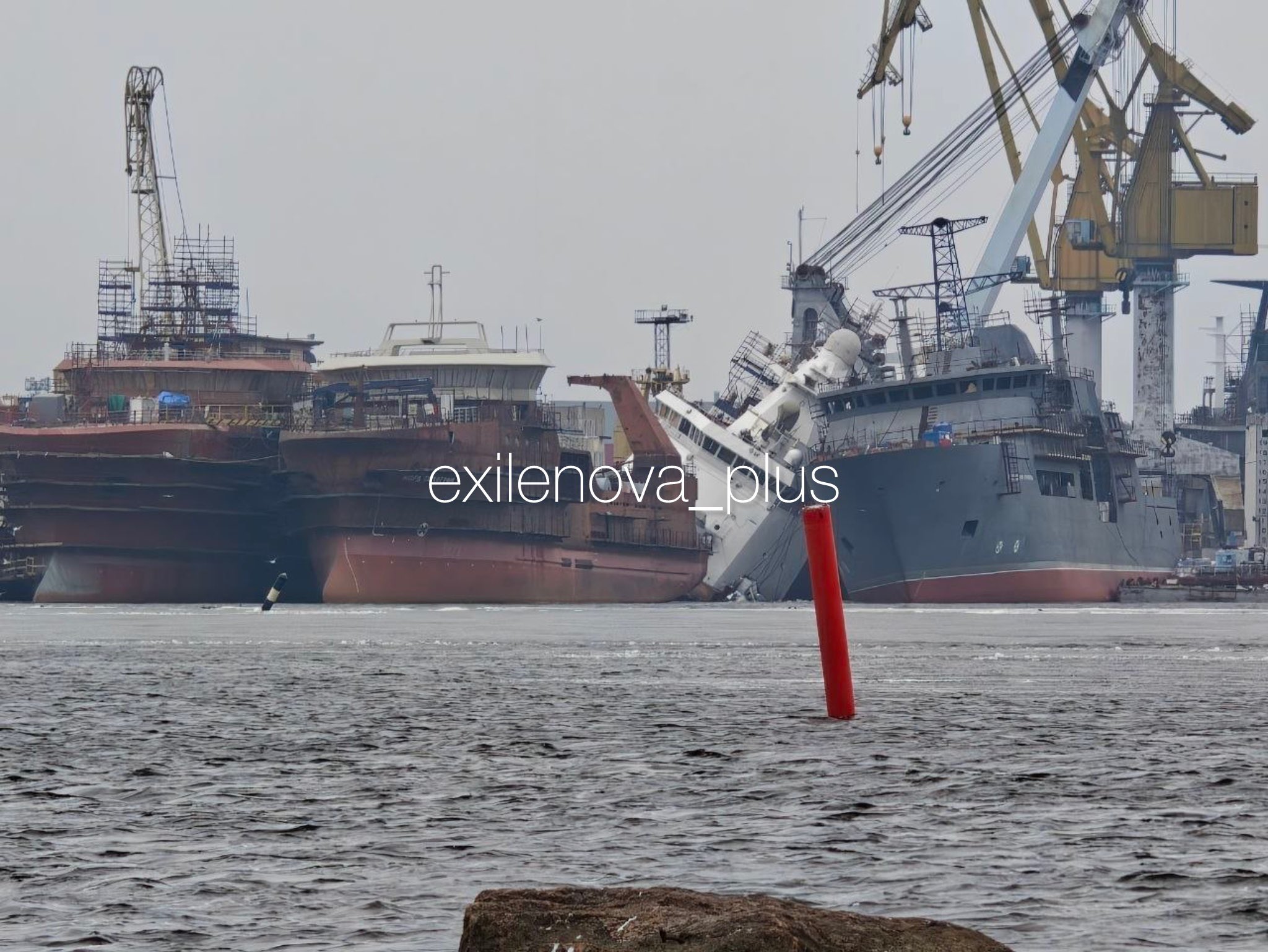 (影) 烏狂襲俄港口! 俄北極巡邏艦傾斜沉沒、石油槽爆炸 連燒35小時仍未熄