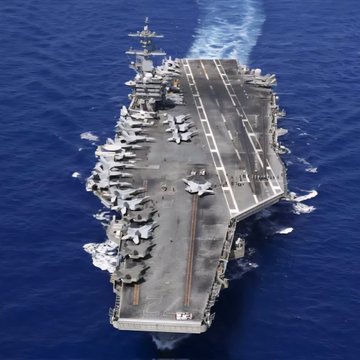  美軍航母「林肯號」在中東對伊朗執行作戰任務傳出多名水兵「落海」事件。 圖：翻攝自 _GlobeObserver X 帳號 
