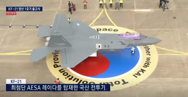  韓國首架 KF-21 量產機是一架雙座型號。 圖 : 影片截圖 