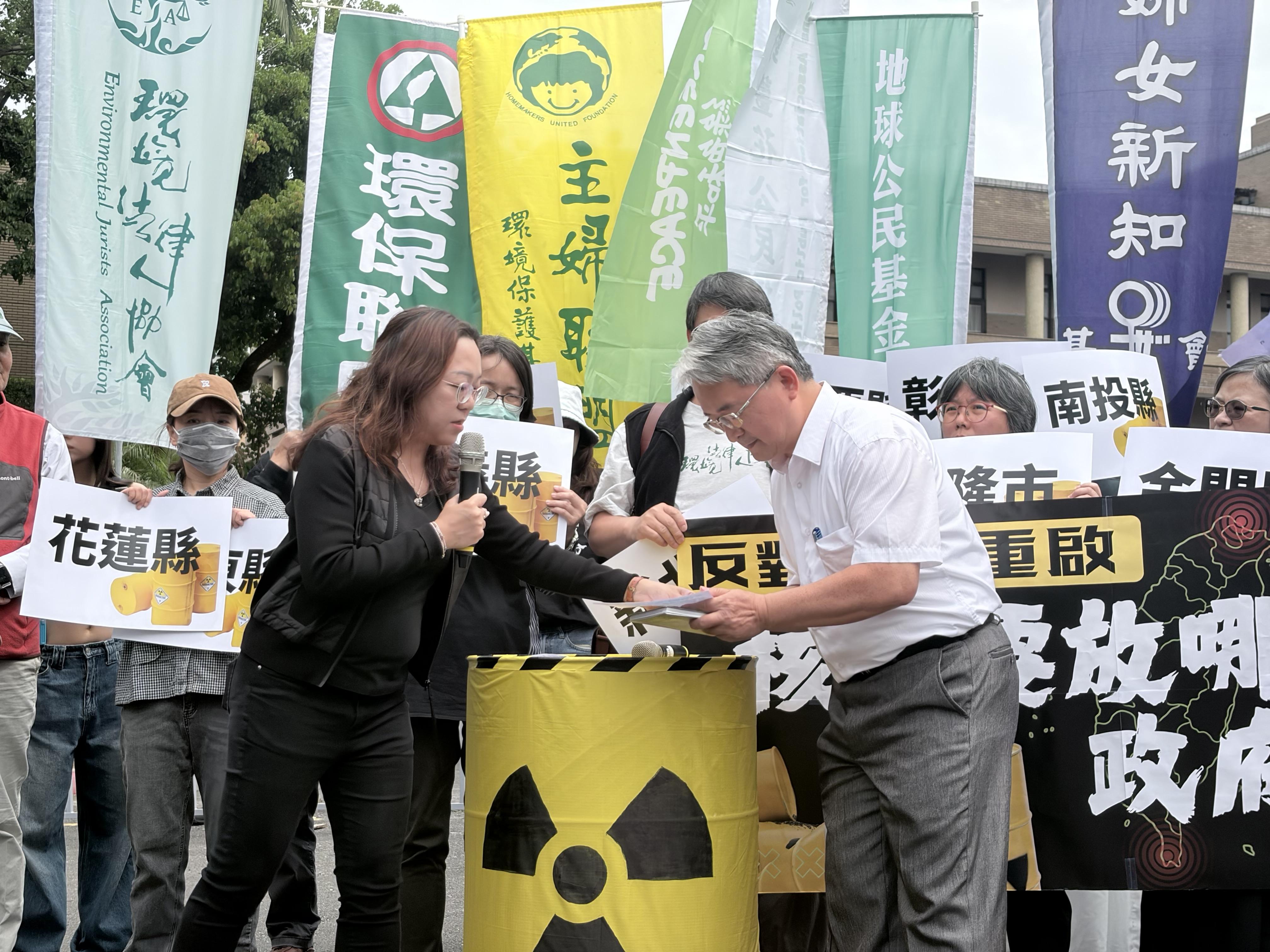  行政院最後也派出能源及減碳辦公室官員向反核團體接受陳情信函，並表示後續將由相關部會作出回應。 圖：李宣萱/攝 