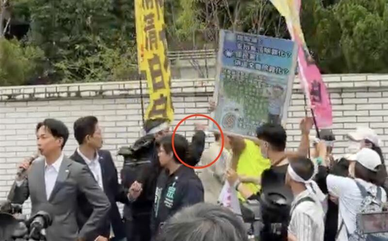 柯文哲判決出爐!北院外小草遭嗆 失控揮拳打人