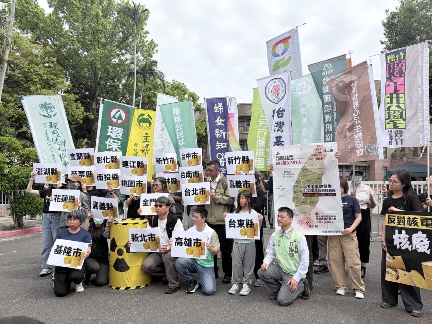  針對核心的核廢料問題，現場高舉 22 縣市牌子的團體一同高喊「不同意核廢料處置場設在本縣」。 圖：李宣萱/攝 