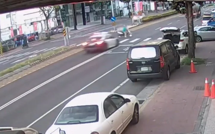 花蓮市警車超速撞死女機車騎士!「肇責各半」家屬無法接受