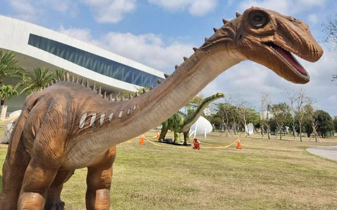 兒童節擬真恐龍疑似斷裂? 高市教育局:設備剛進場安裝及測試