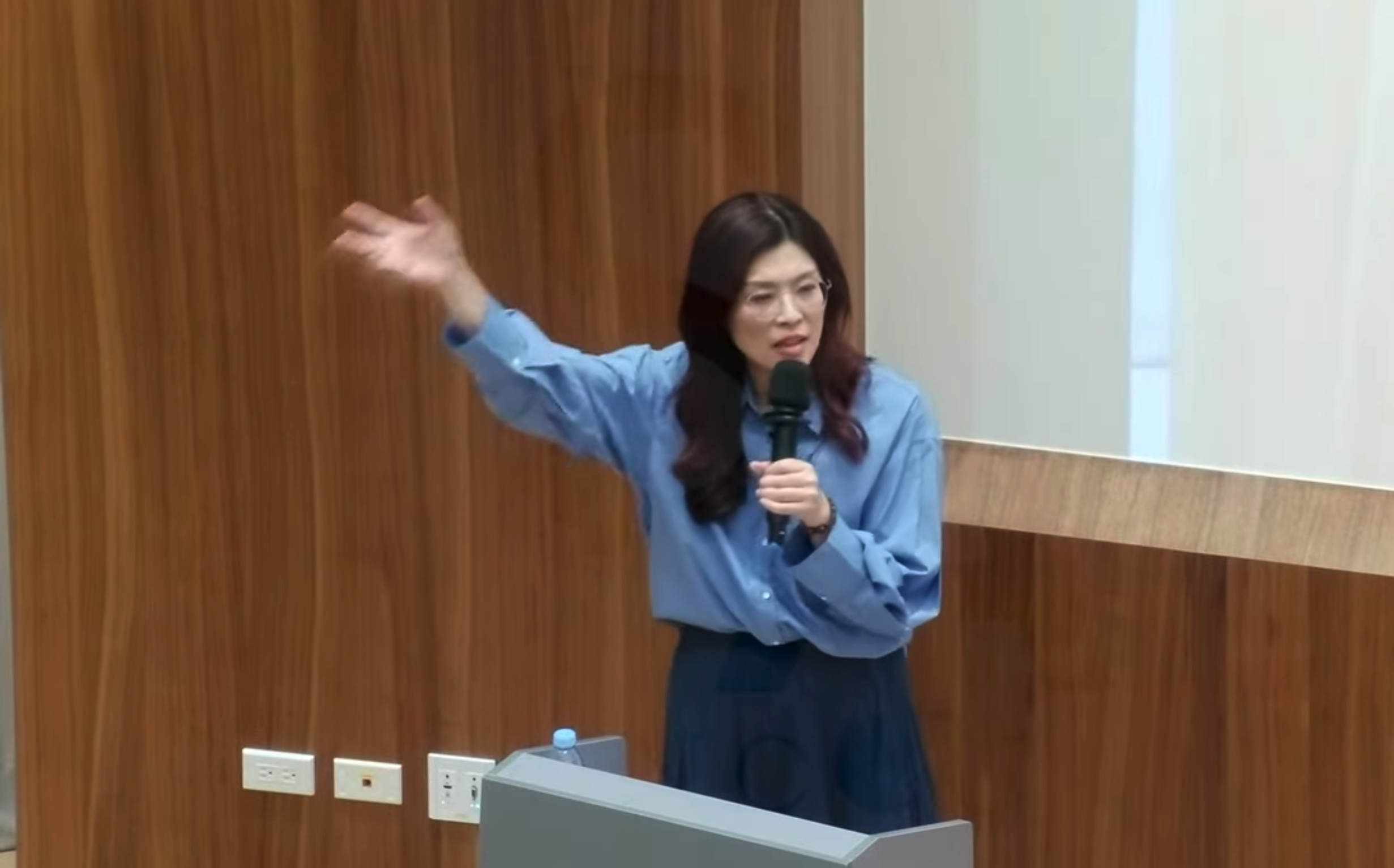 返鄉投票怎催？鄭麗文脫口「學綠營派遊覽車載？」政大現場笑翻