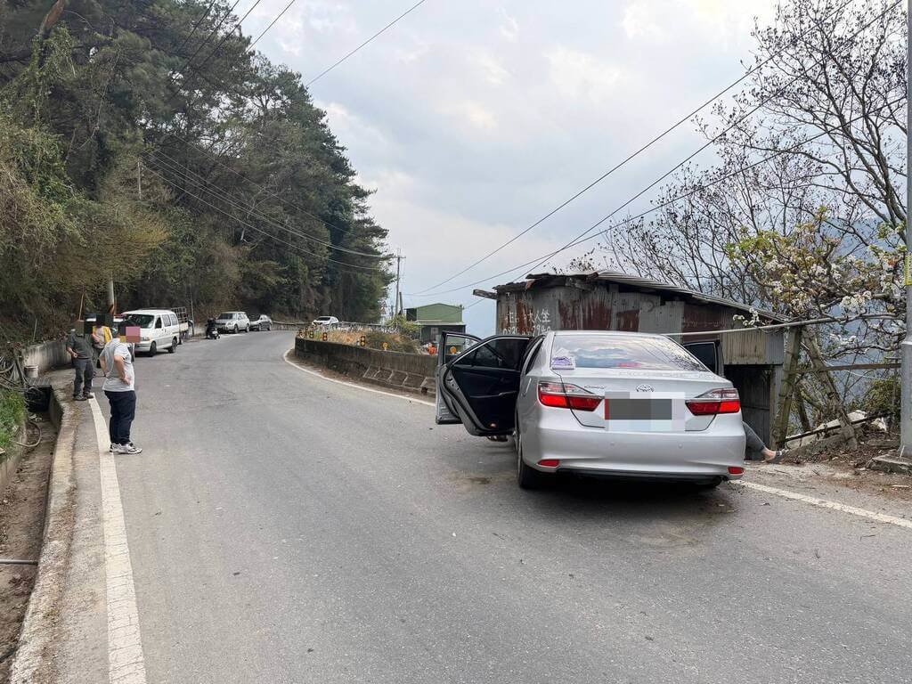 台中和平區車輛自撞護欄 1人傷重不治