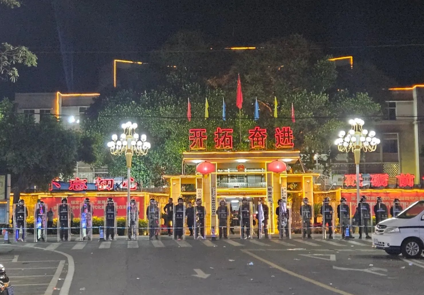 信宜市市府門口防暴警力嚴陣以待。 圖:翻攝自X帳號@whyyoutouzhele