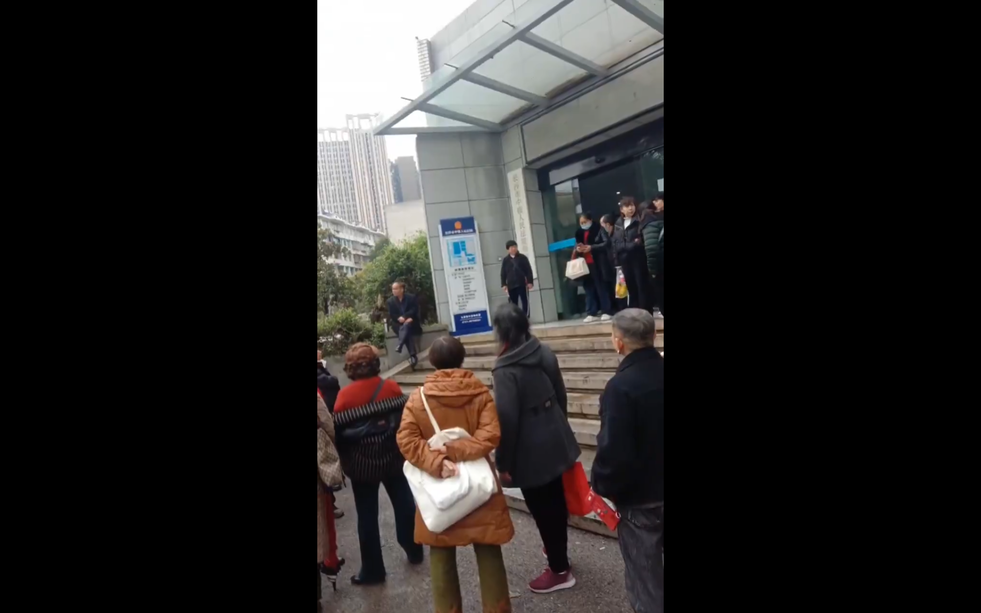 湖南省長沙市，多名投資者在長沙市中級人民法院前聚集維權，針對「湘潭盛大金融投資管理有限公司」被認定為非法集資後仍公開宣傳的行為提出質疑。 圖:翻攝自影片