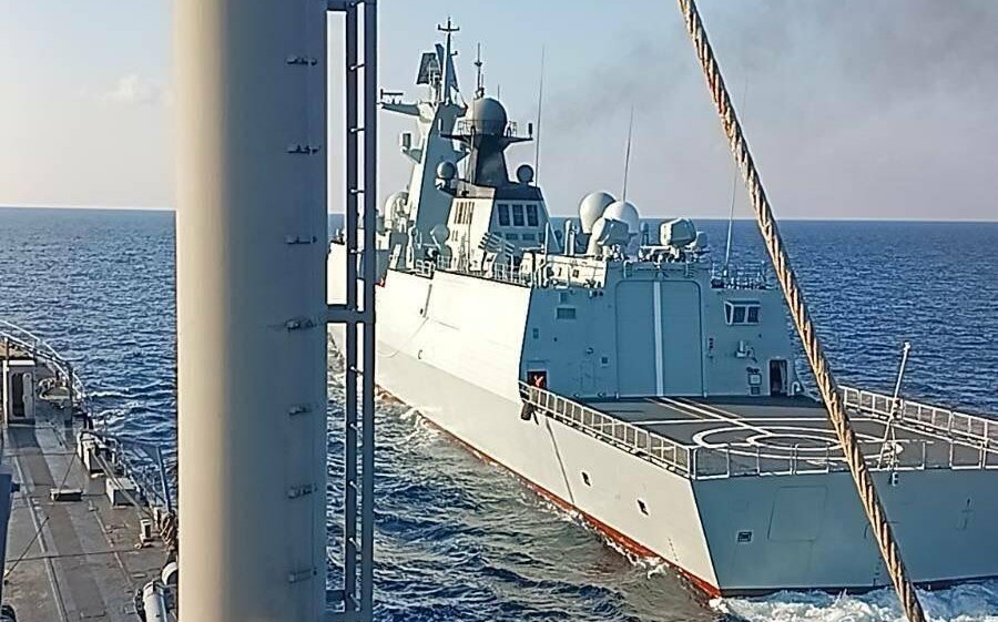 （影）海上碰瓷？！中國054A逼近菲國登陸艦  遭控違「海上避碰規則」