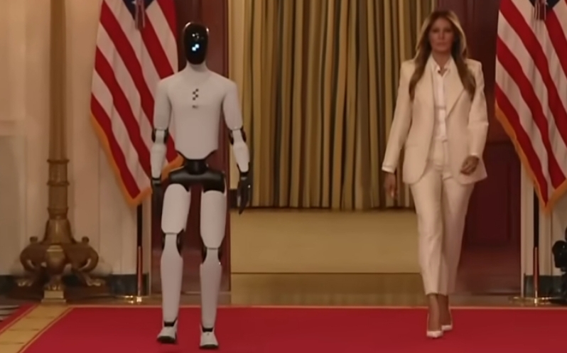 (影)美國人形機器人登白宮 川普邀黃仁勳組AI顧問團抗中