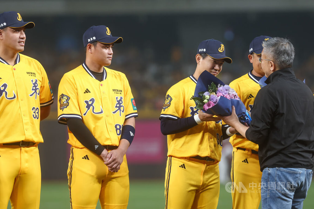 中職開幕戰向經典賽英雄致敬 蔡其昌獻花致謝