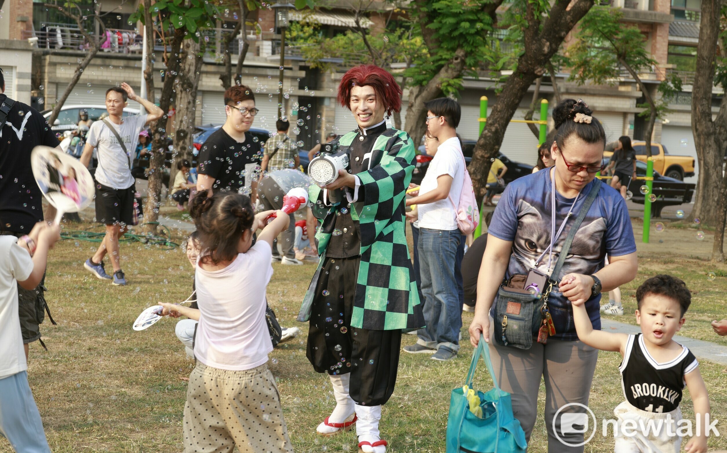 最強「爸氣」接班人歐政豪 兒童節前化身「炭治郎」與親子共度夢幻泡泡派對