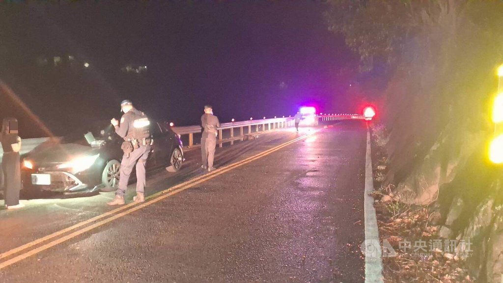 台8線凌晨落石車撞受損 警籲留意降雨土石鬆動