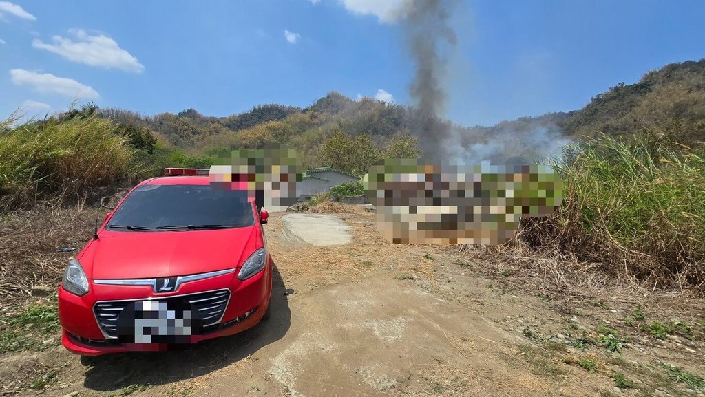 高雄美濃月光山隧道旁雜草燃燒 消防陸空滅火