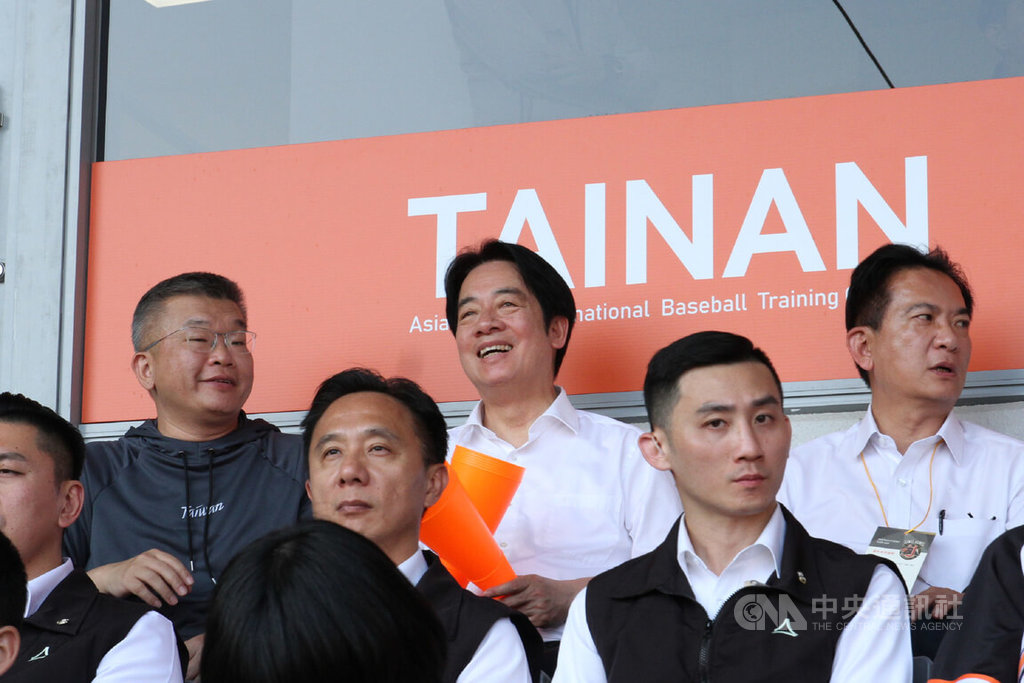 台南亞太球場迎首場職棒賽 賴總統觀眾席當球迷