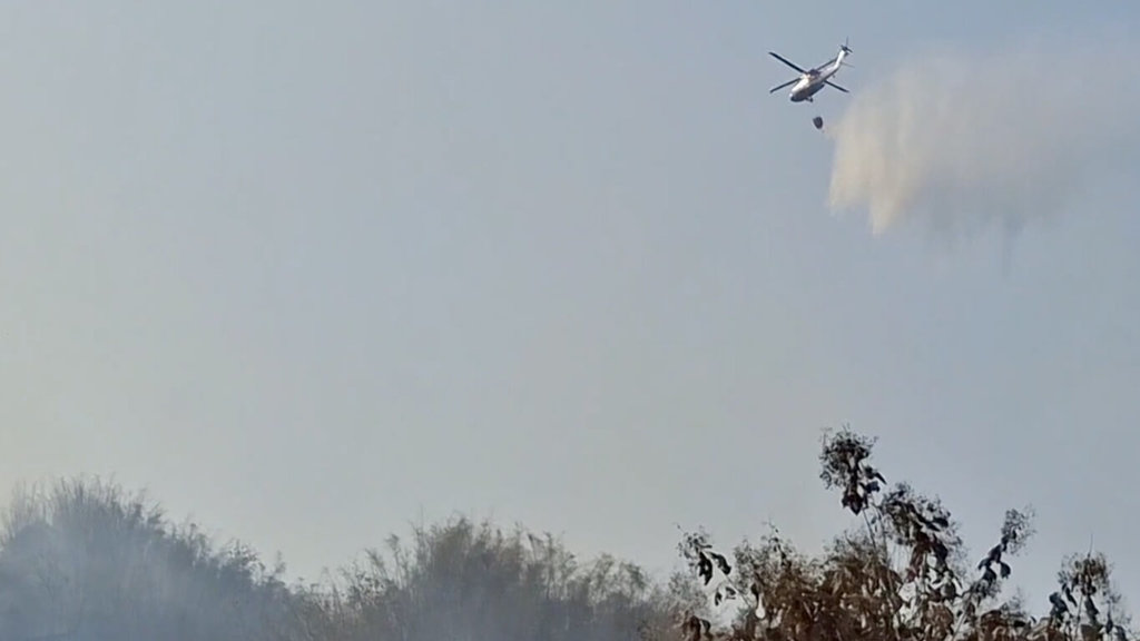 高雄美濃墓地雜草火警延燒 空勤灑水20噸支援