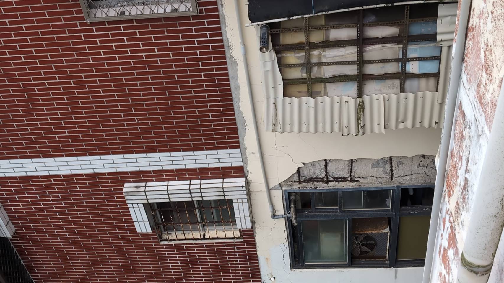 內湖安泰街驚現「手指寬」裂縫！吳欣岱揭內湖安泰街危樓：這不是個案