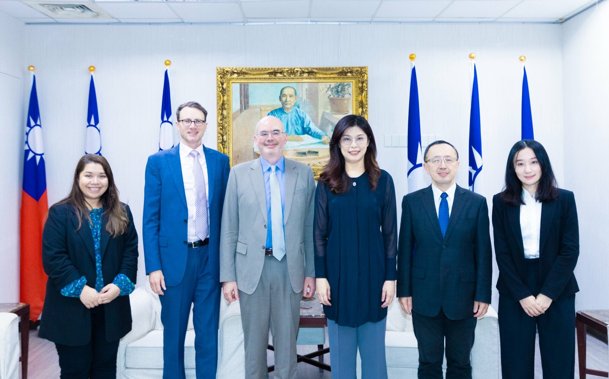 親中第一、對美次要? 鄭麗文:小孩子才做選擇、台灣全都要