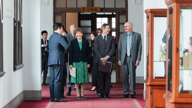  美國聯邦參議員夏欣（Jeanne Shaheen；左二）、匡希恆（John Curtis；右二）。 圖：總統府提供 