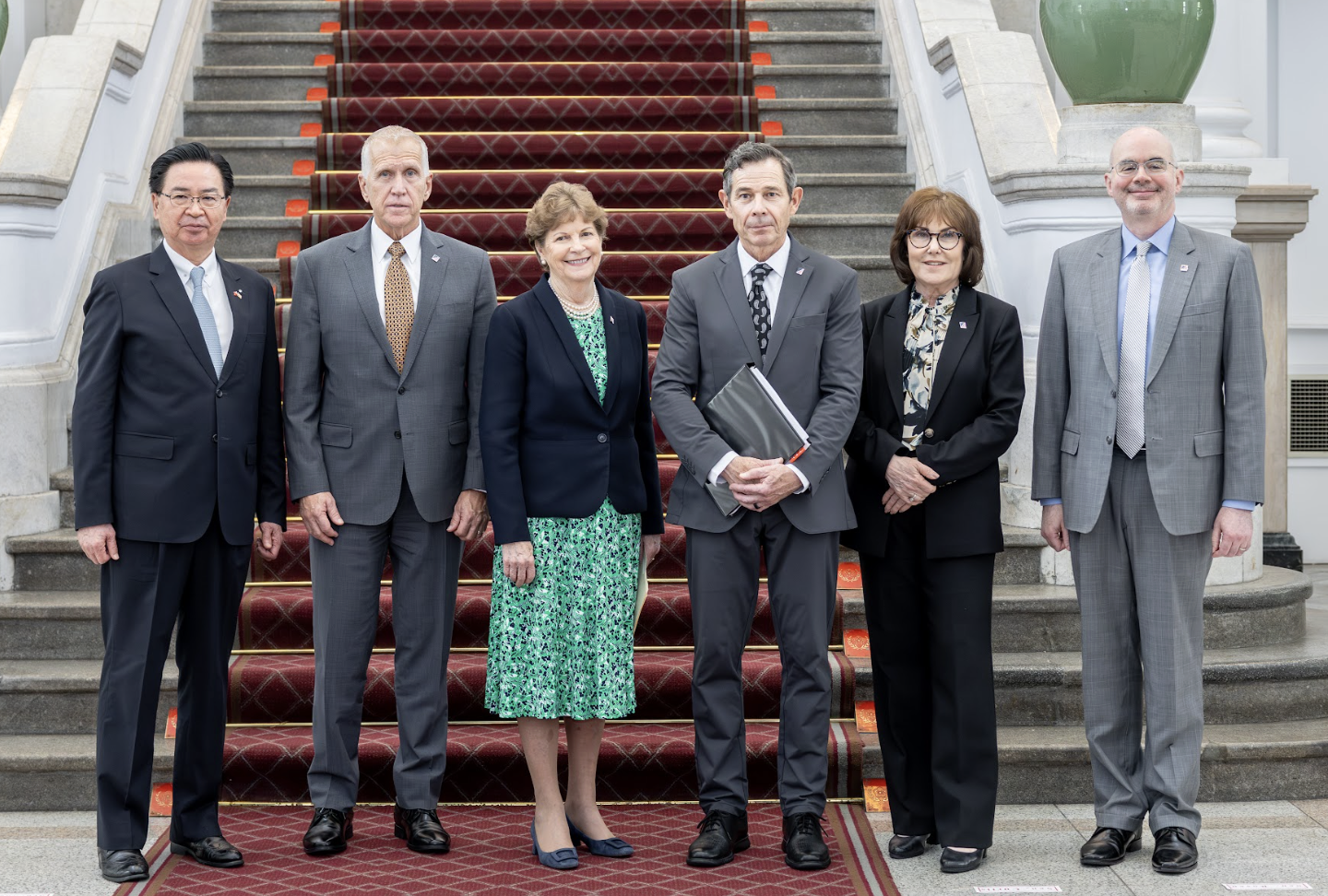  美國聯邦參議員夏欣（Jeanne Shaheen；左三）、匡希恆（John Curtis；右三）、堤里斯（Thom Tillis；左二）、羅珊（Jacky Rosen ；右二）、國安會秘書長吳釗燮（左一）、AIT處長谷立言（右一）一同合影。 圖：總統府提供 