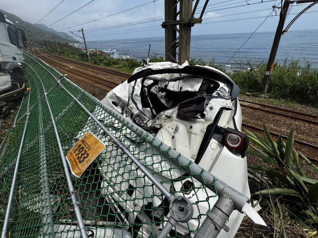 曳引車宜蘭爆胎撞5車 台鐵東部幹線受波及