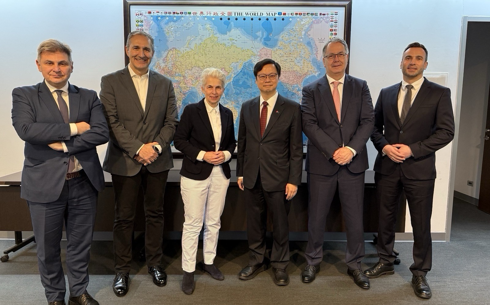 歐洲議會11人訪團來台!參訪海軍基地、關注印太情勢與海纜安全